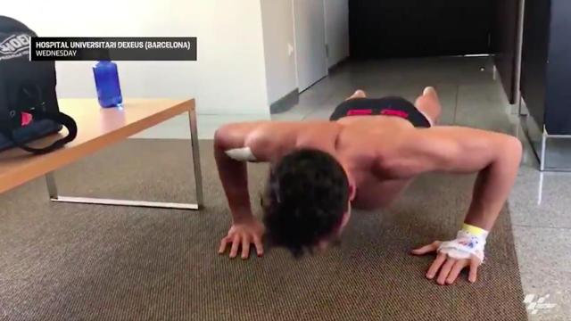 Marc Márquez haciendo flexiones