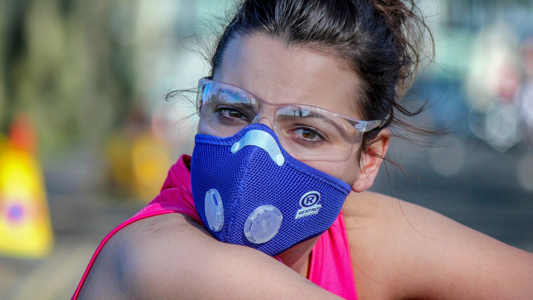 Mujer con una mascarilla