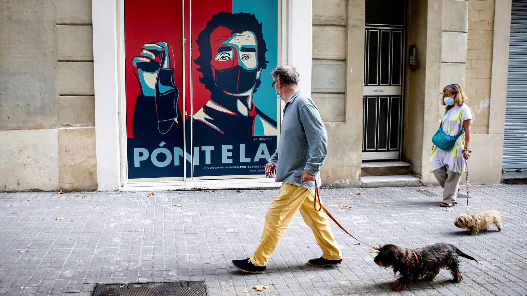 Un graffiti con la imagen de Fernando Simón en la entrada de un comercio del barrio del Eixample de Barcelona.