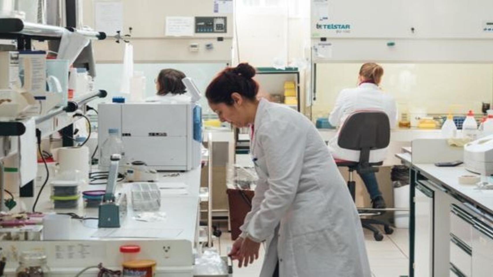 Varios empleados en instalaciones de Biosearch.