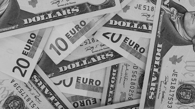 Imagen de archivo de euros y dólares.