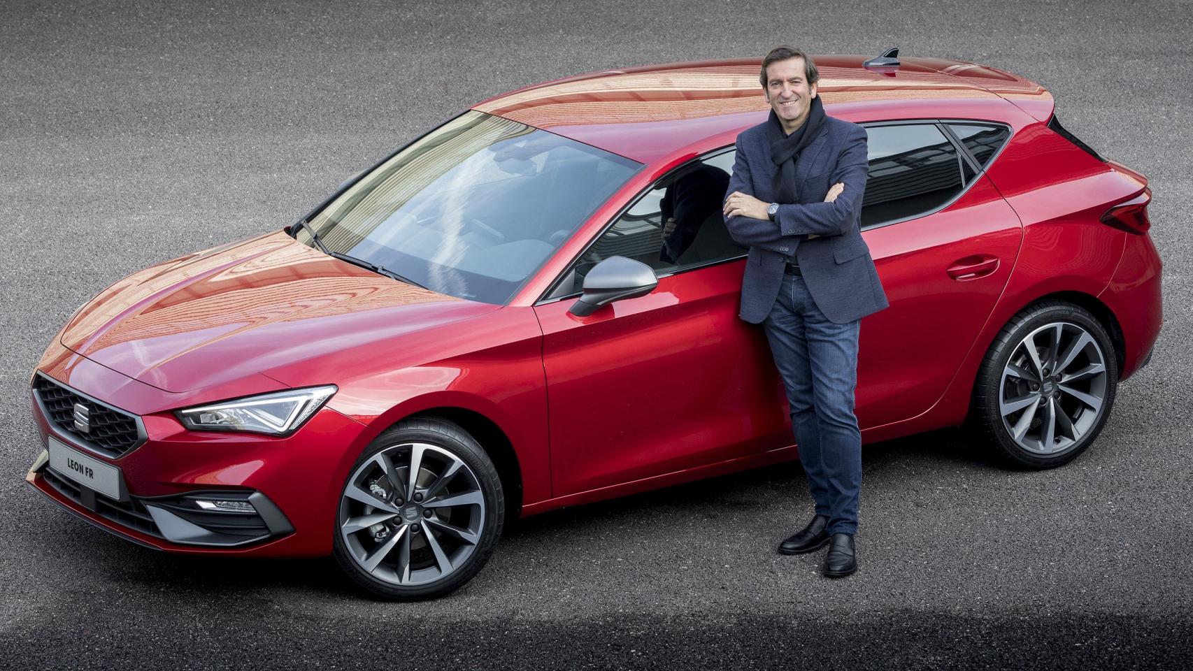 Alejandro Mesonero-Romanos junto al nuevo Seat Léon.