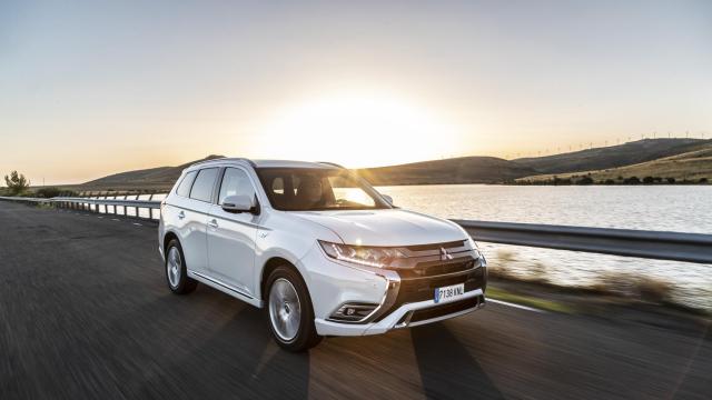 Carlos explicó que se trata de un SUV híbrido enchufable que combina electrificación, tracción total y un enfoque claramente familiar.