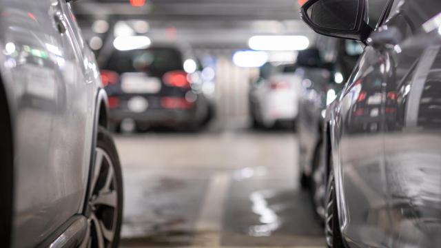 Vehículos estacionados en un parking