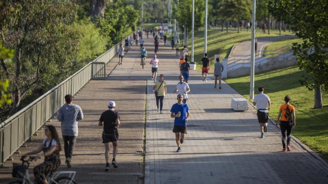 Gente paseando en Sevilla.
