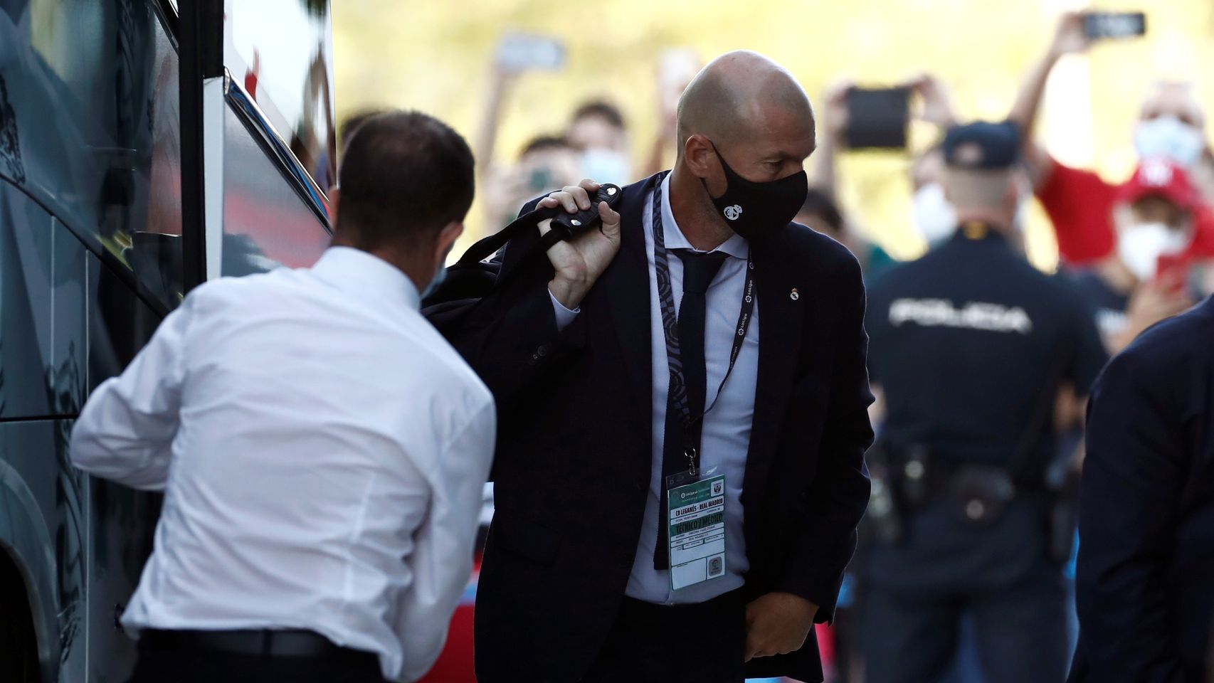 Zidane saliendo del autobús del Real Madrid