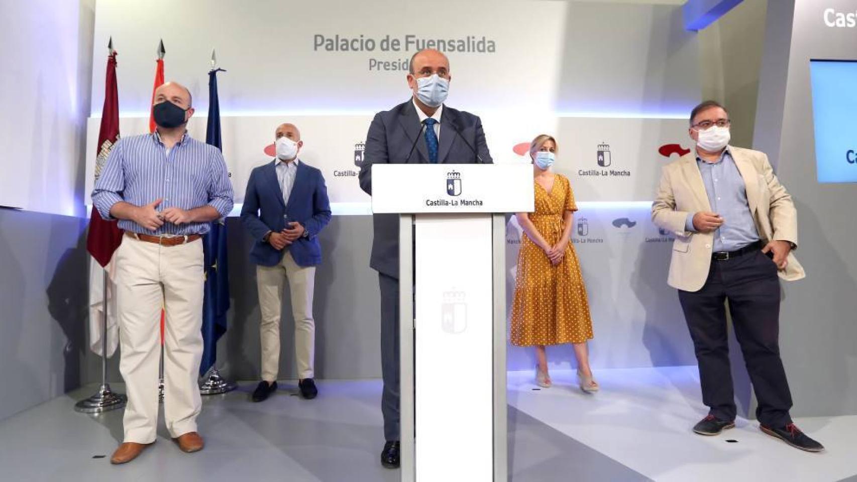 El vicepresidente del Gobierno, José Luis Martínez Guijarro, con los representantes de Ciudadanos y PSOE