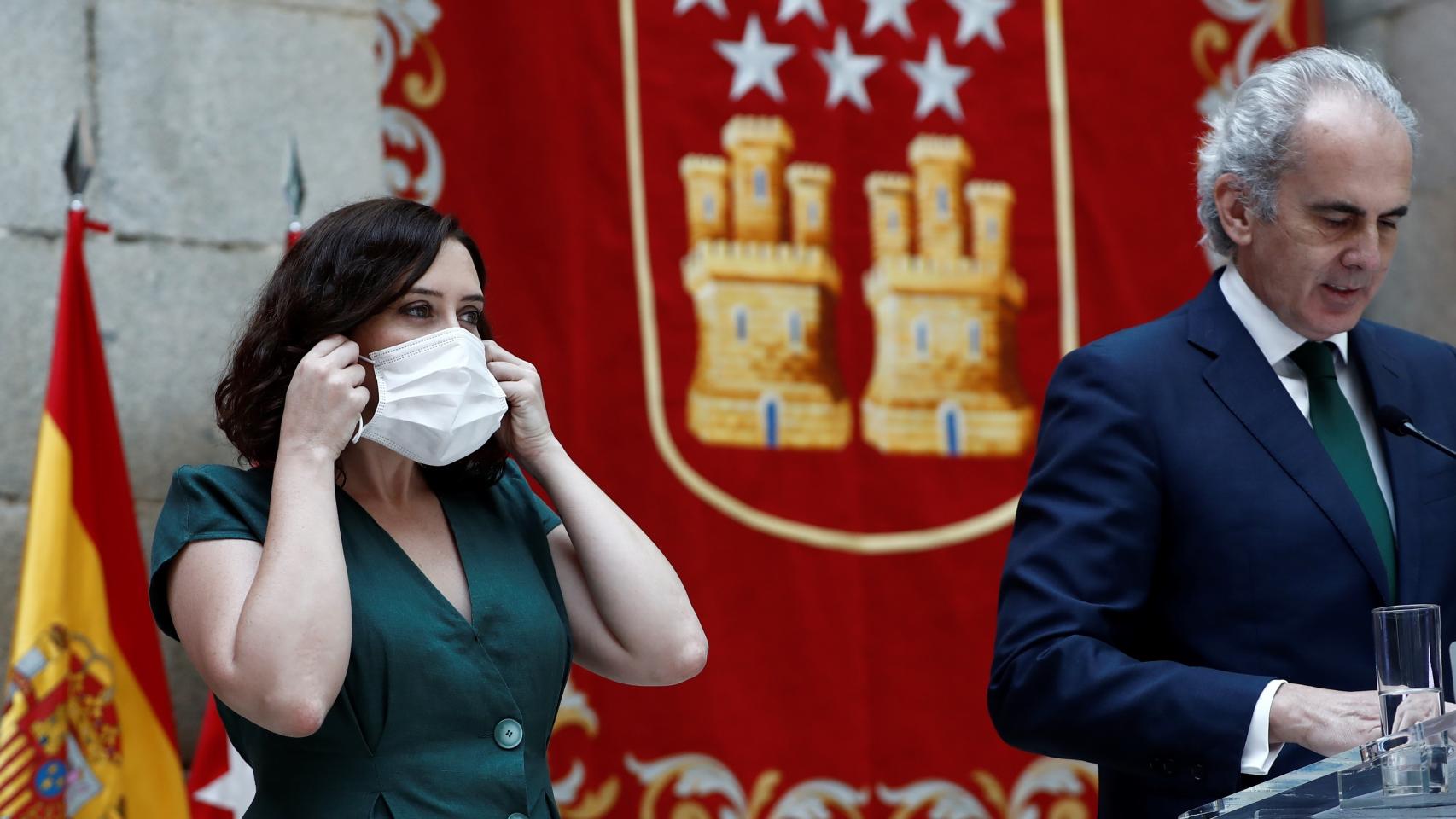 La presidenta de la Comunidad de Madrid, Isabel Díaz Ayuso, y el consejero de Sanidad, Enrique Ruiz Escudero.