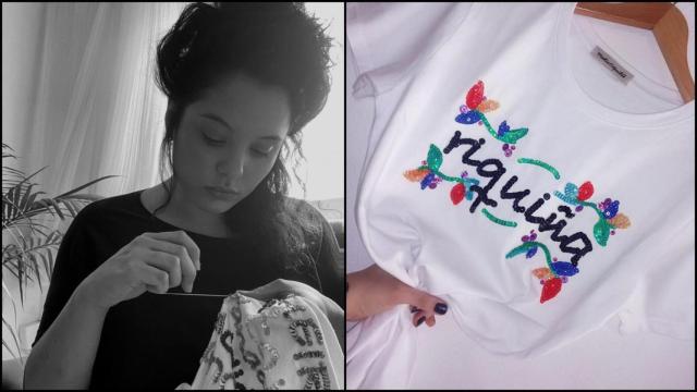 La diseñadora gallega María Viqueira y una de sus camisetas.