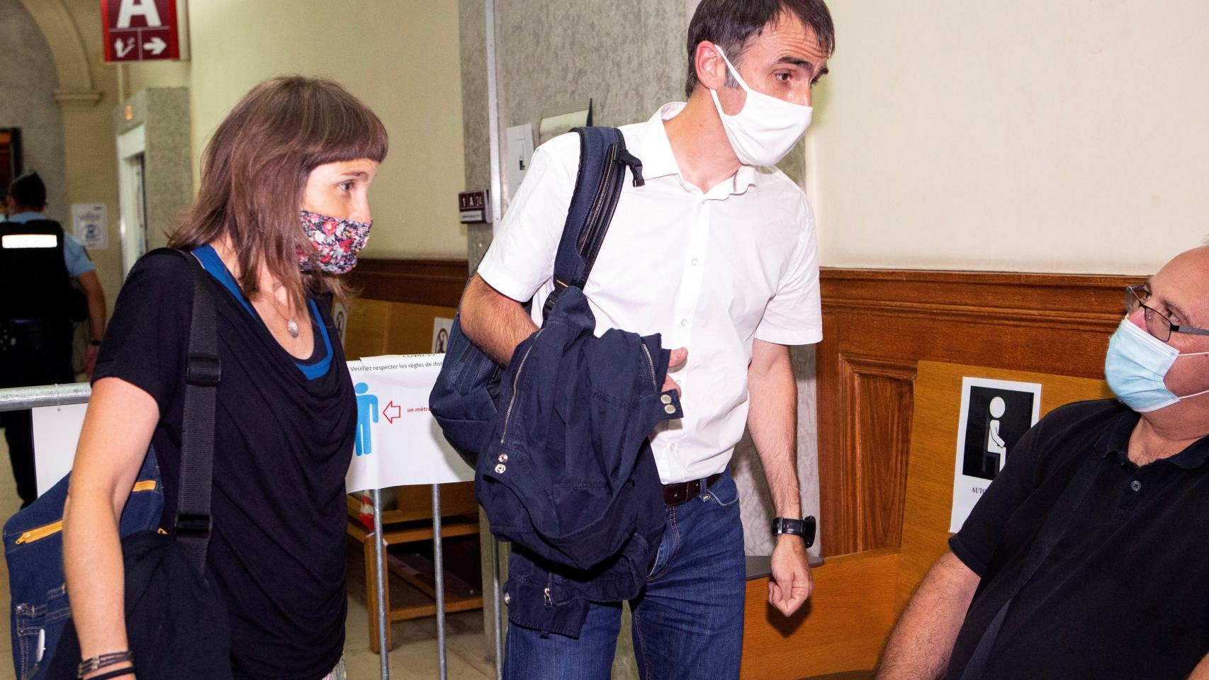 Egoitz e Irati, hijos de Josu Ternera, en el Tribunal de Apelación de París.