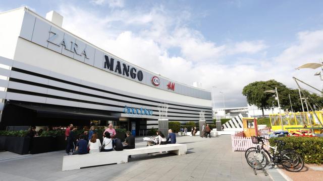 Imagen exterior del centro comercial Ànec Blau (Castelldefels, Barcelona)