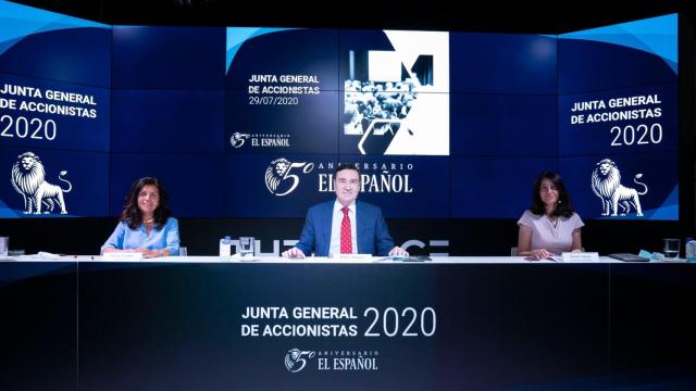 De izda. a dcha. Cristina Campos, secretaria del Consejo de Administración de EL ESPAÑOL; Pedro J. Ramírez, presidente ejecutivo y Mamen Vázquez, directora general.