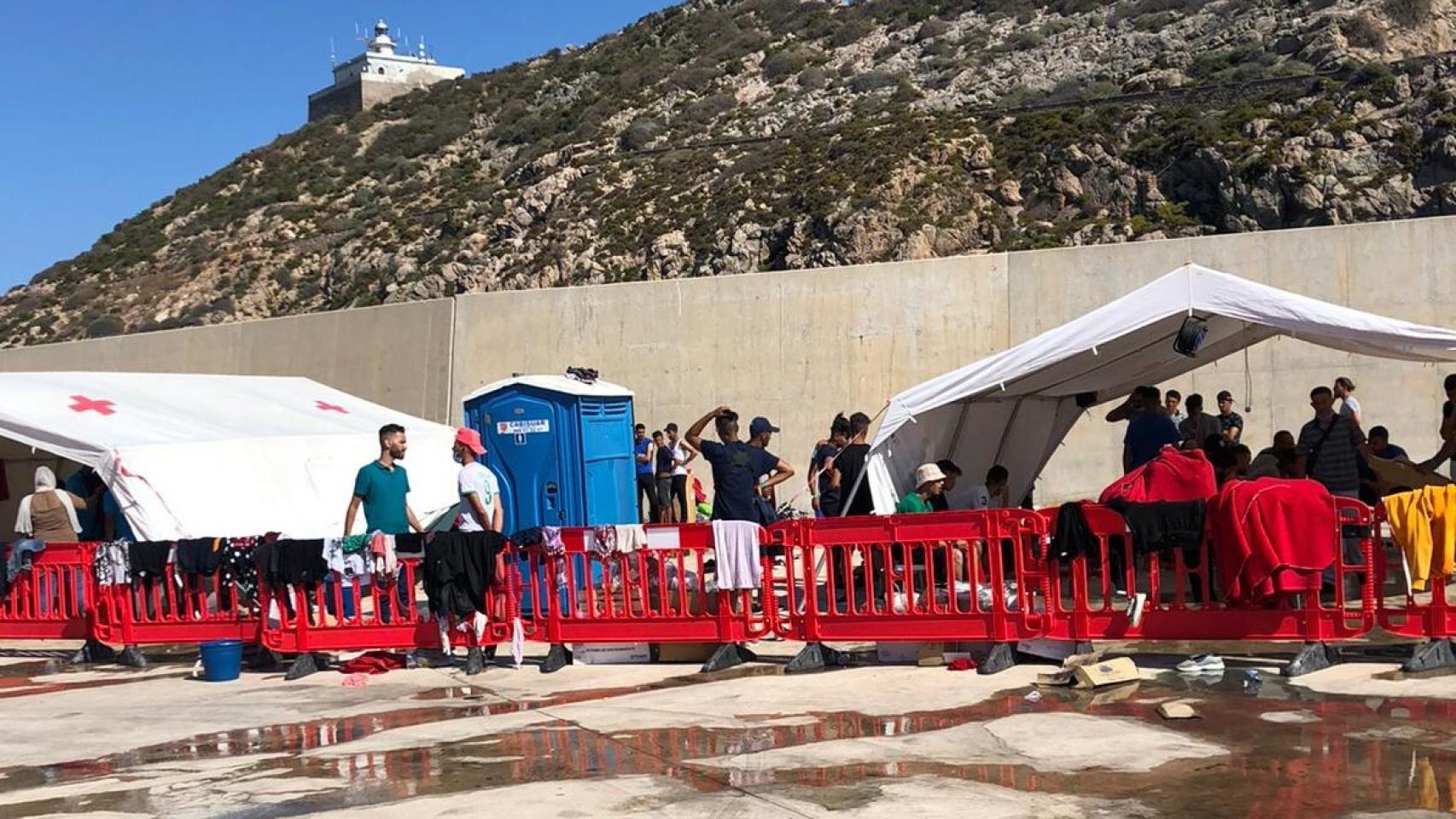 Más de una veintena de inmigrantes irregulares charlando en el campamento de Escombreras.