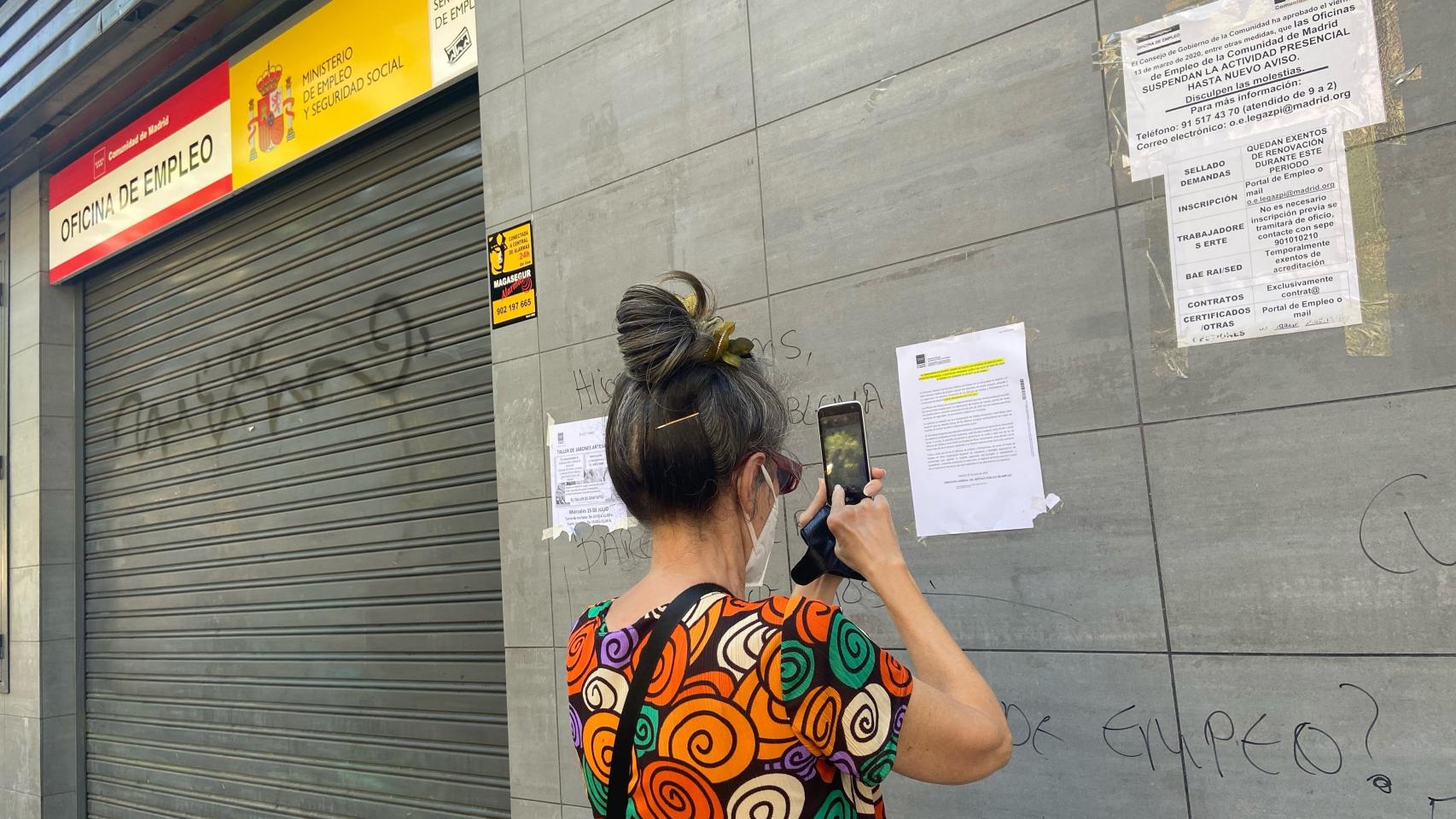 Una mujer mira un anuncio.