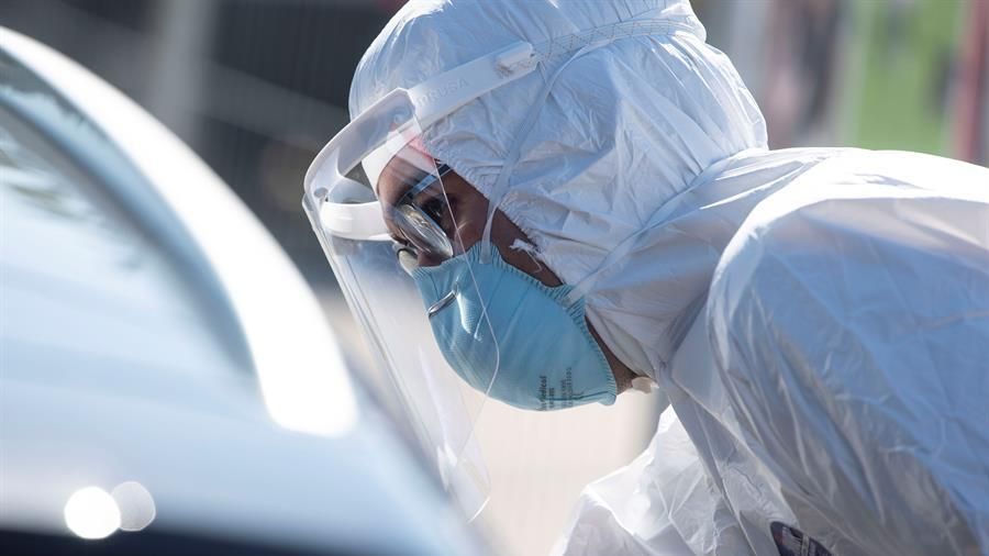 Un sanitario realiza una PCR a un ciudadano alemán.