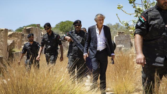 BHL rodeado de fuerzas de seguridad.