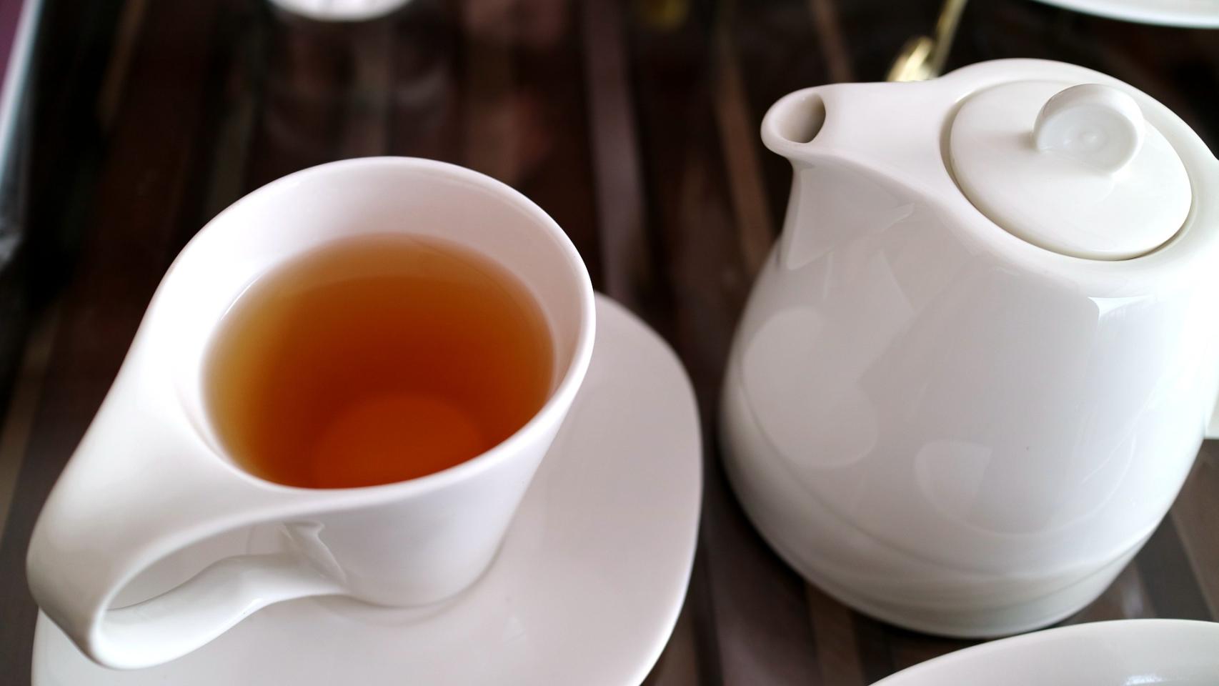 Una tacita de té lista para ser tomada.