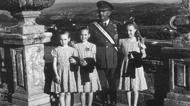 Franco y las tres hermanas fotografiados juntos.