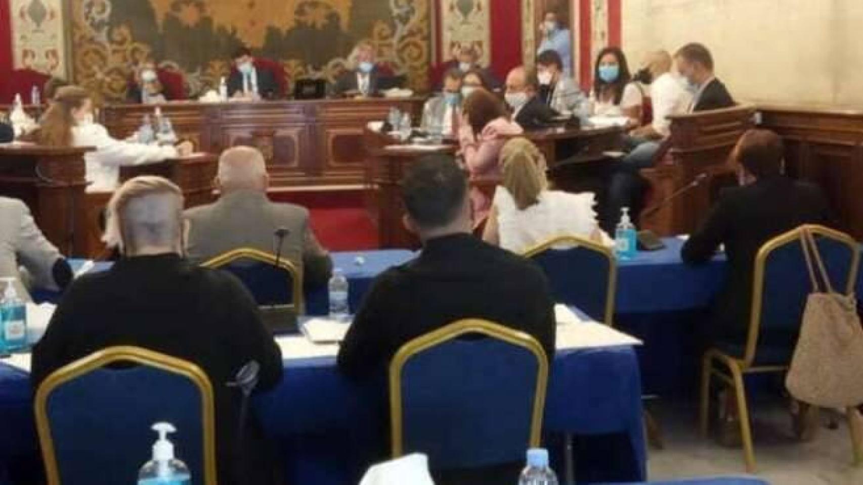 La concejal de Podemos, a la izquierda, tuvo que cubrirse con una chaqueta