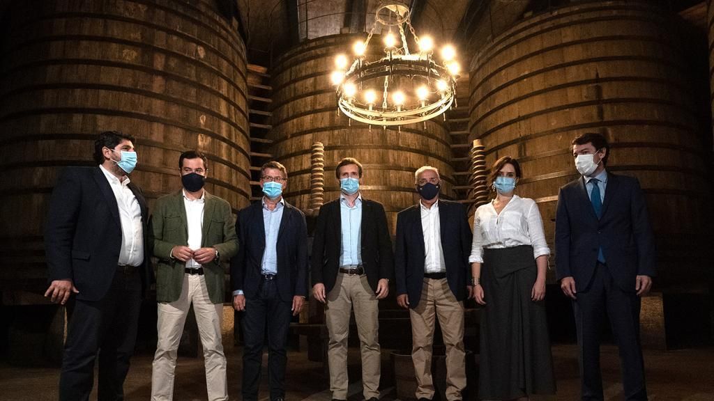 El líder del PP, Pablo Casado, con los barones territoriales de su partido este jueves.