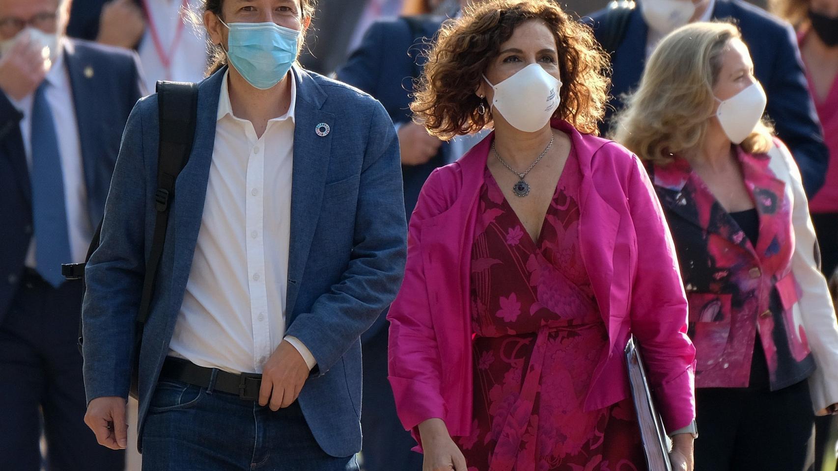 El vicepresidente segundo, Pablo Iglesias, y la ministra de Hacienda, María Jesús Montero, a su llegada a San Millán de la Cogolla.