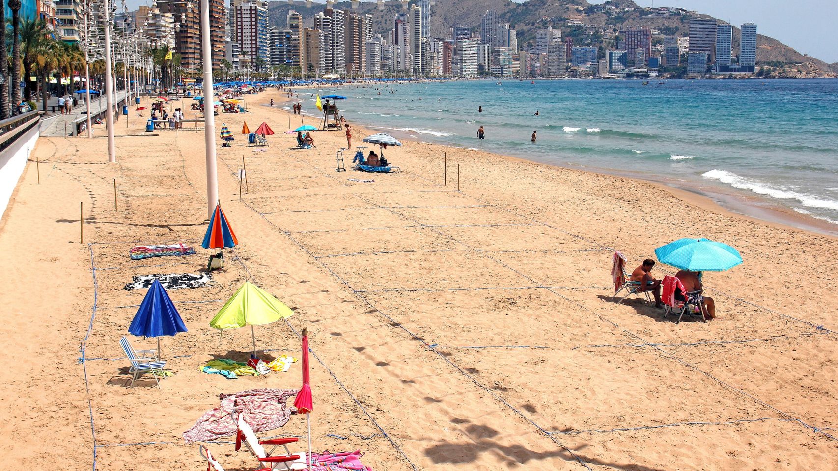 La playa de Poniente de Benidorm, prácticamente vacía. Efe