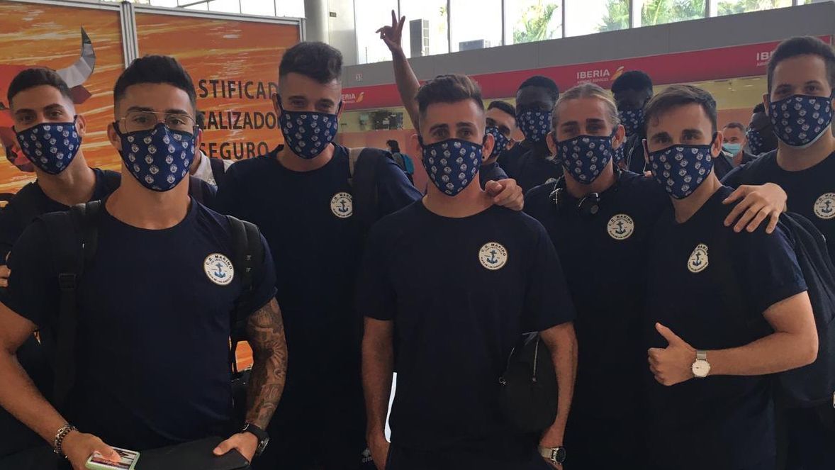 Los jugadores del CD Marino en el aeropuerto