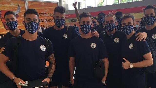 Los jugadores del CD Marino en el aeropuerto