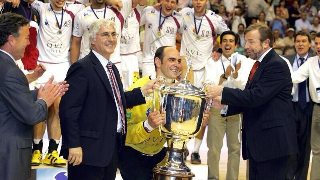 Hombrados levantando un la Copa de Europa con el BM Ciudad Real