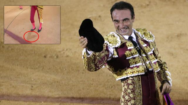 Enrique Ponce ha dibujado una 'A' en el albero antes de empezar a torear.