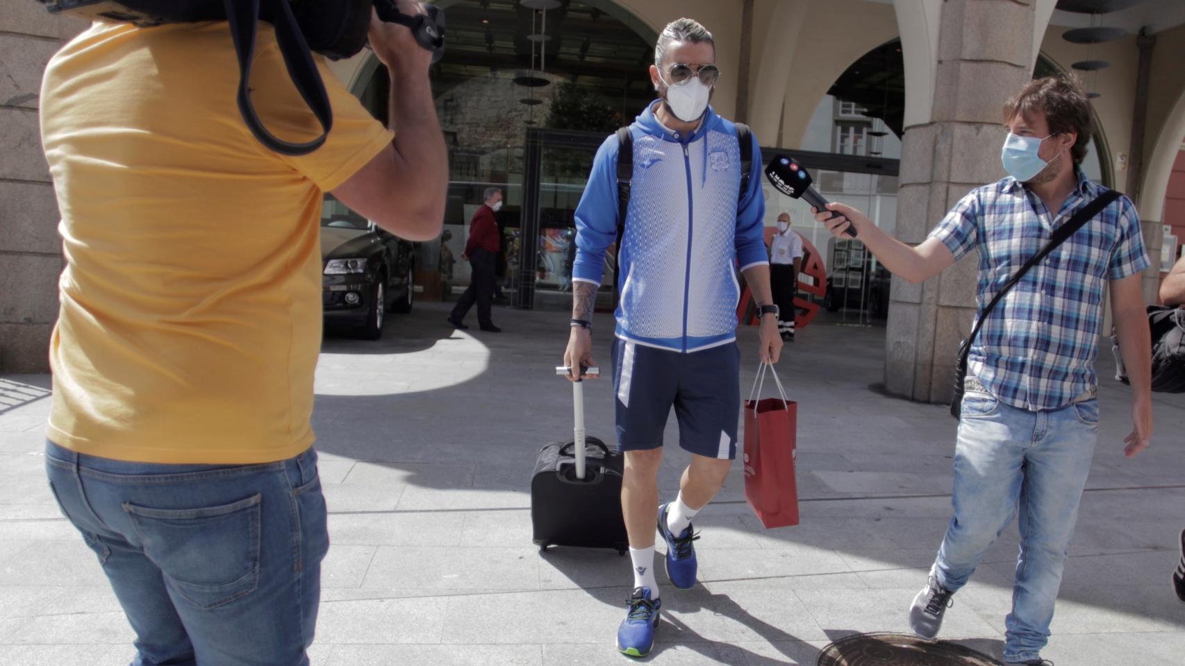 Chico Flores, jugador del CF Fuenlabrada, abandona el hotel