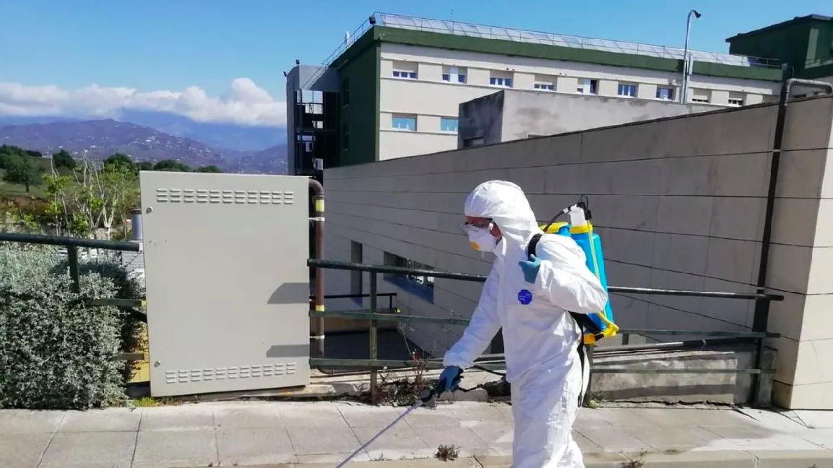 Un bombero desinfecta un edificio público.