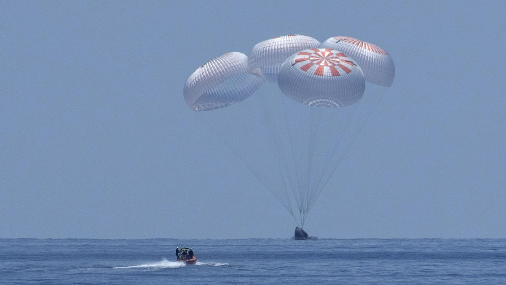La Crew Dragon de SpaceX amerizando