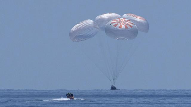 La Crew Dragon de SpaceX amerizando