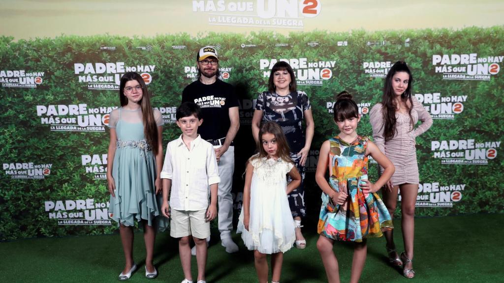 Santiago Segura, Loles León (arriba), Calma Segura, Carlos G.Morollón, Serena Segura, Luna Fulgencio y Martina D'Antiochia, durante la presentación de la película, 'Padre no hay más que uno 2'