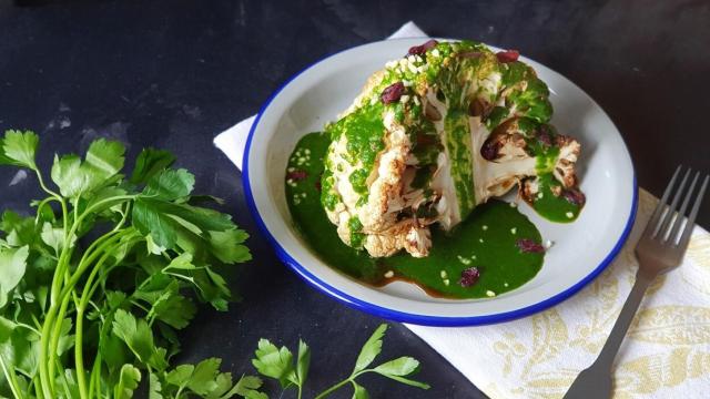 Coliflor asada con mojo, el truco para disfrutar de esta verdura sin olores