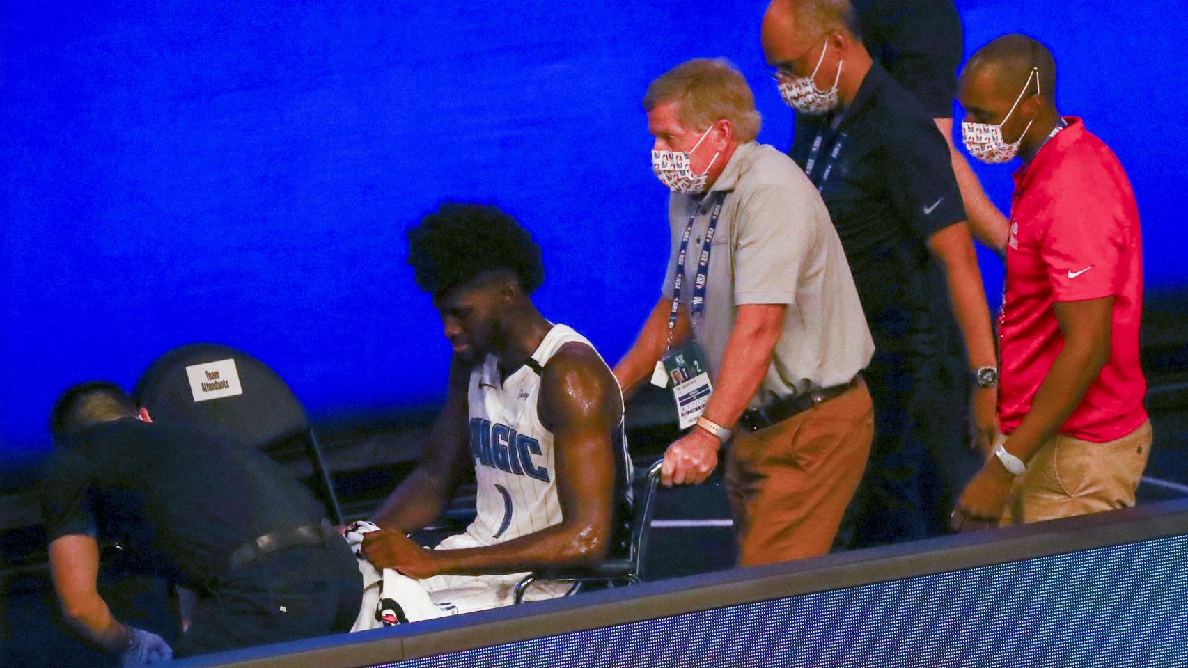 Jonathan Isaac abandona la pista en silla de ruedas después de lesionarse el ligamento cruzado de la rodilla izquierda