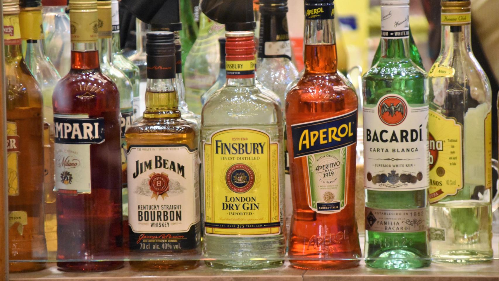Mostrador de bebidas alcohólicas en un bar.