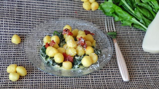Ñoquis fritos con espinacas, provolone y tomate seco, ¡sorpréndete!