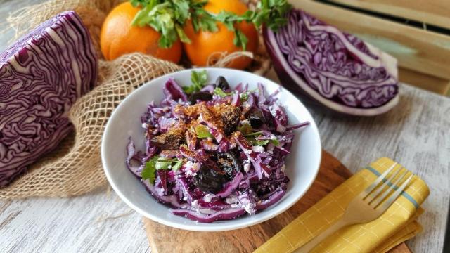 Ensalada de lombarda con ciruelas y requesón, receta fácil y vistosa