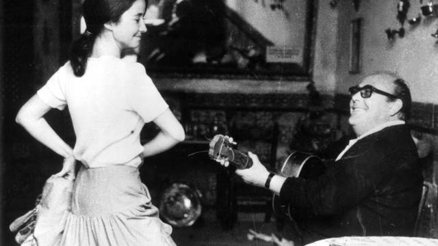 El bailaor flamenco Enrique Jiménez Mendoza, conocido como Enrique el Cojo, en su estudio de baile con Carmen López Saez García Escámez.