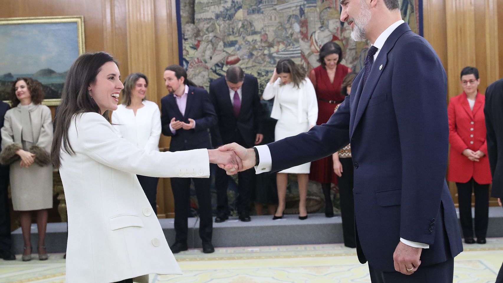 Irene Montero da la mano al Rey en la toma de posesión del Gobierno el pasado mes de enero. Efe