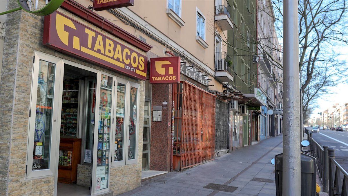 La fachada de un estanco.