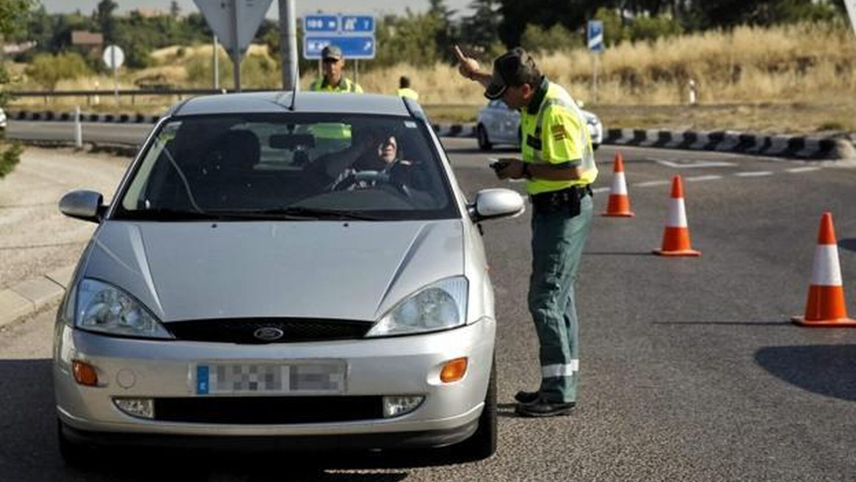 Esto es lo que no te puede faltar en el coche si no quieres que te 'crujan' a multas este verano
