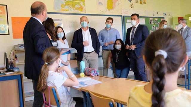 El consejero Javier Imbroda, durante su visita al Colegio San Juan de Antequera en Málaga.
