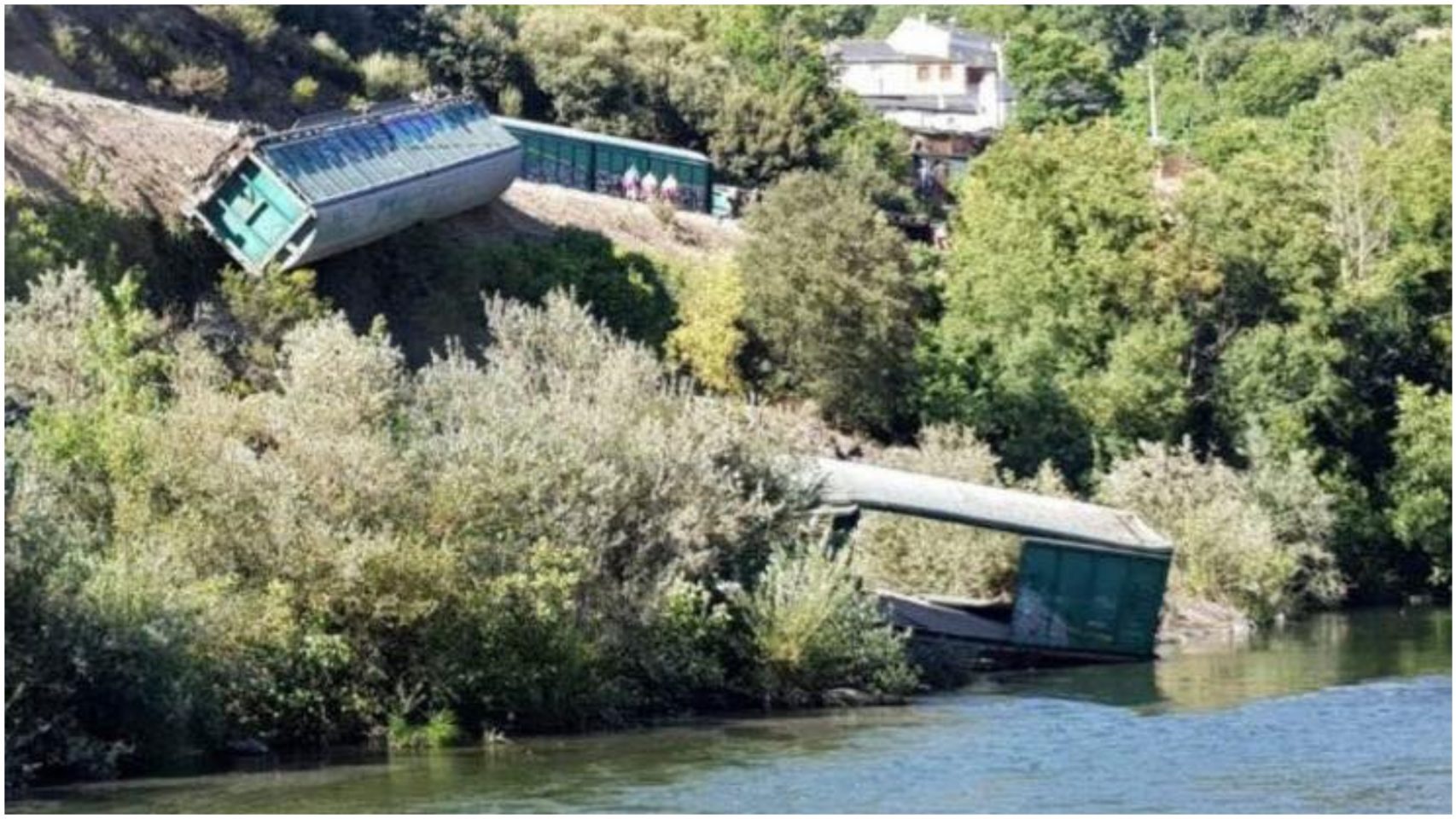 Los vagones de Adif descarrilados cayendo sobre el río Sil