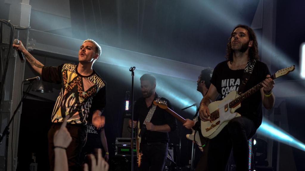 Miss Caffeina durante un concierto.