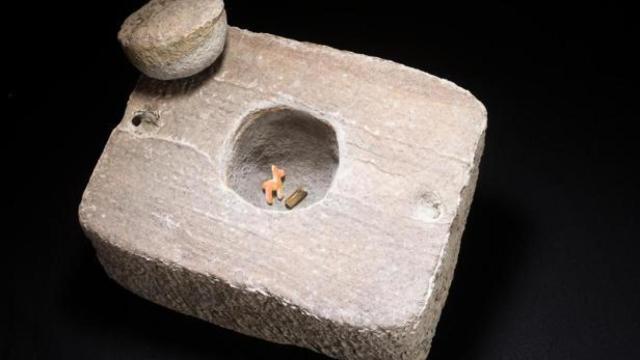 La piedra tallada que ha surgido de las profundidades del lago Titicaca.