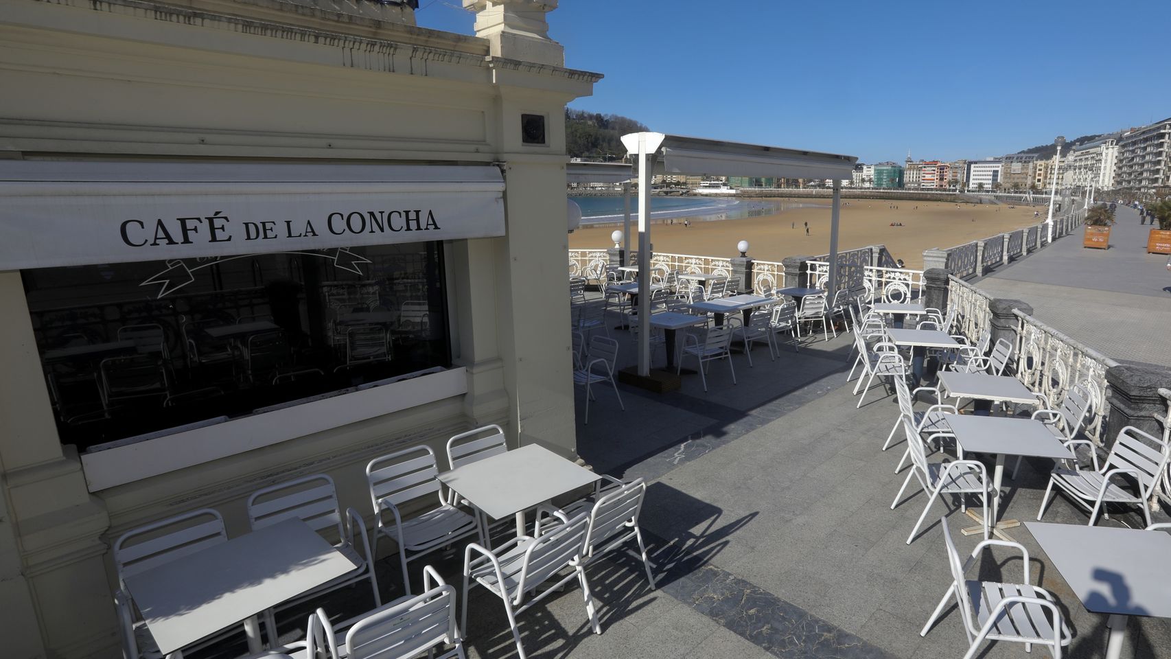 Una terraza vacía en San Sebastián.