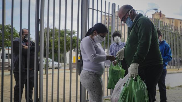 Entrega de alimentos a familias vulnerables.